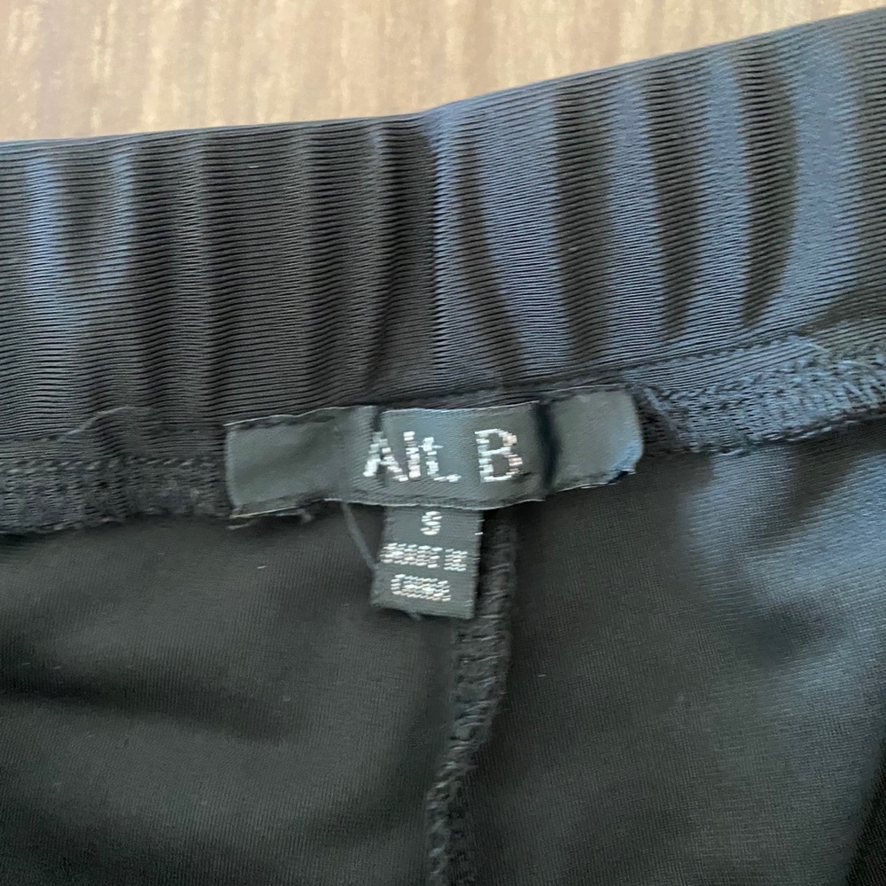 SOLD Side Mesh Leggings - Picture 3 of 6